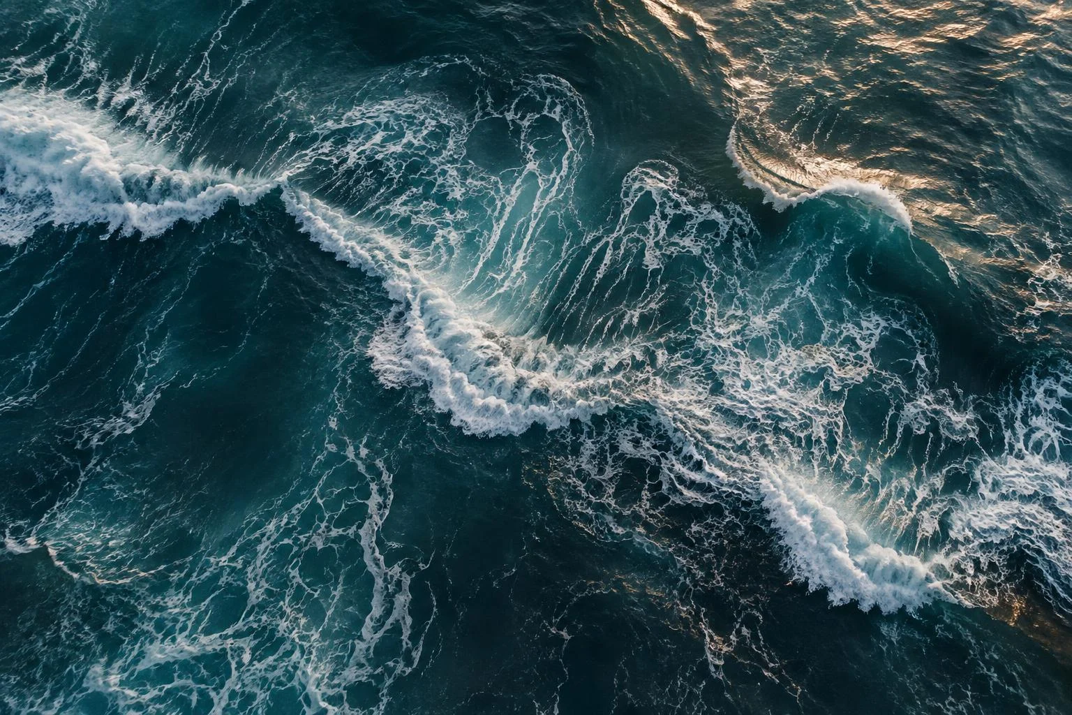 Organic patterns of ocean currents and breaking waves